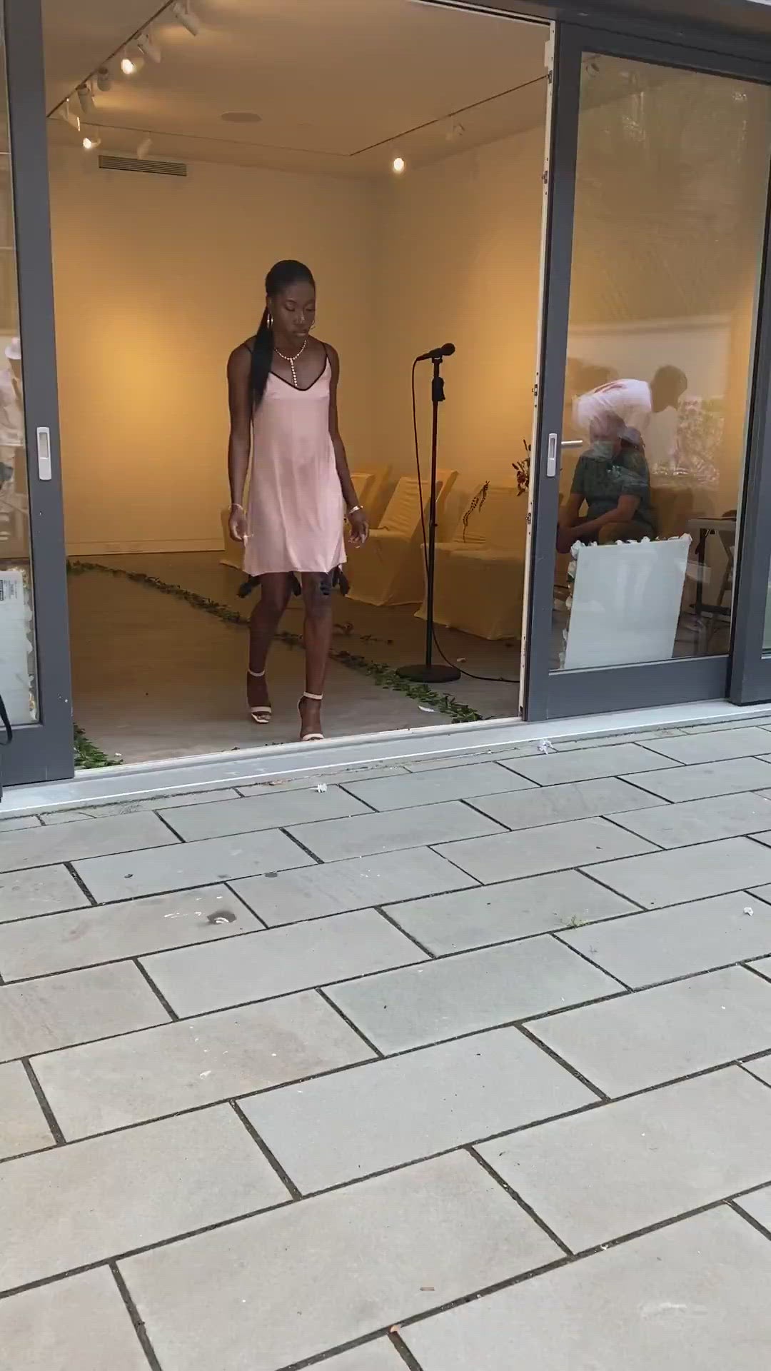 VESTIDO KAIA DE PURA SEDA CON BORLAS
